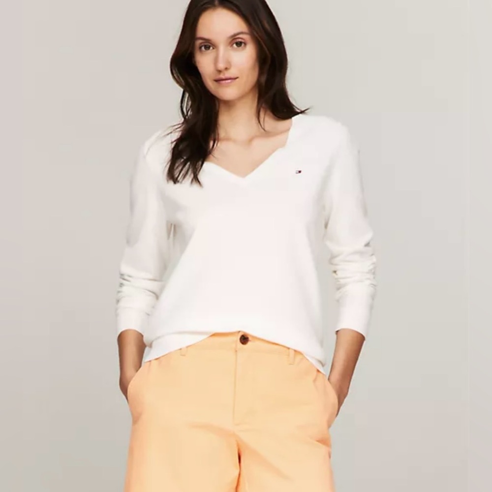 Tommy Hilfiger women’s size small V-neck long sleeve knit sweater white